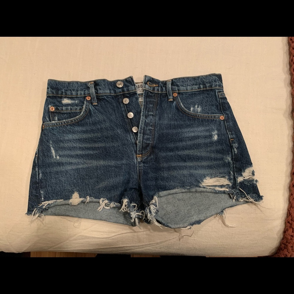 AGOLDE dark blue, high-waisted shorts.